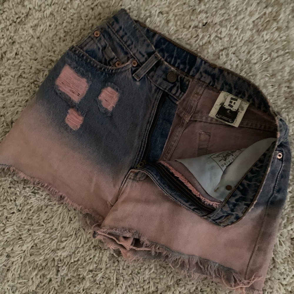 Vintage Levi’s high waisted shorts. Pink dip dye!